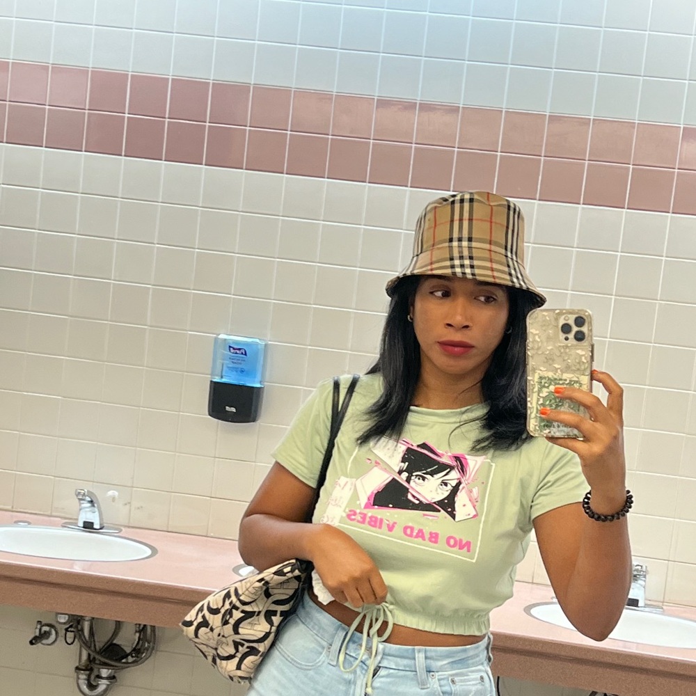 Like new Burberry bucket hat